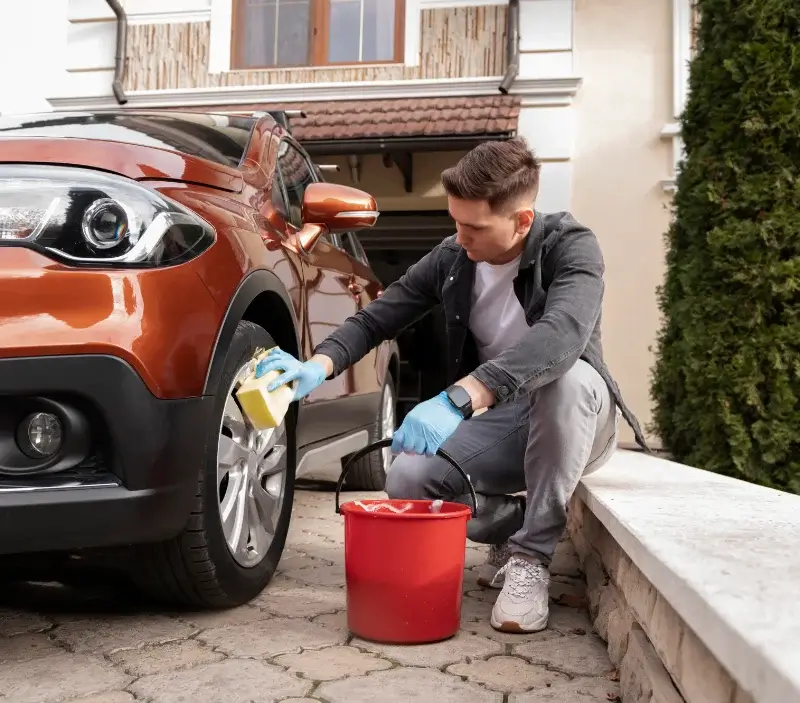 Lavage auto à domicile Bauzy : professionnel intervenant sur un véhicule